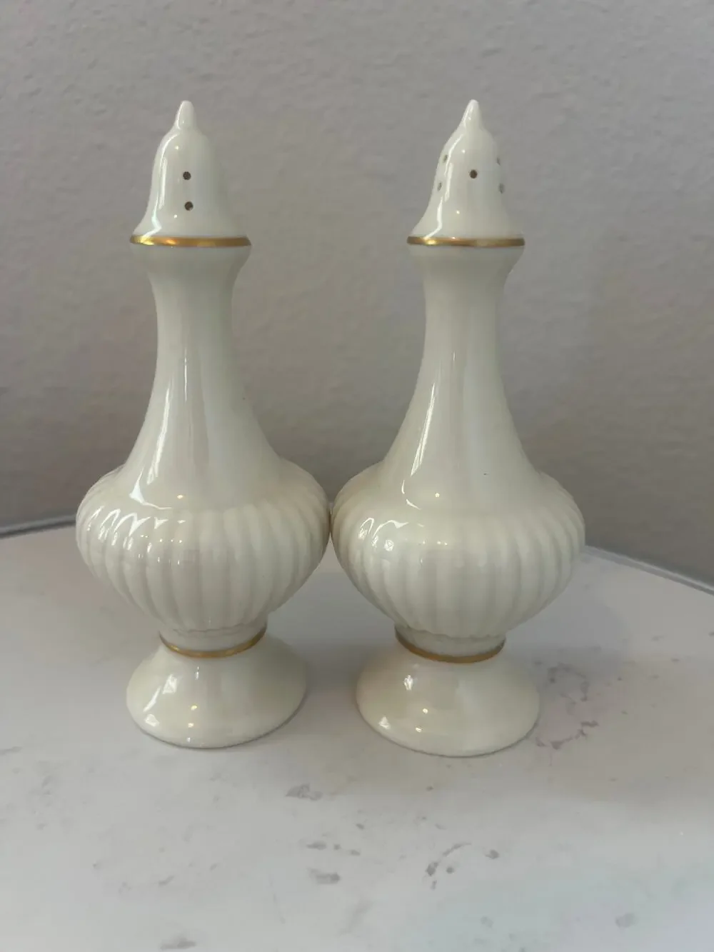LENOX ESSEX COLLECTION PORCELAIN SALT & PEPPER SHAKERS IVORY AND GOLD